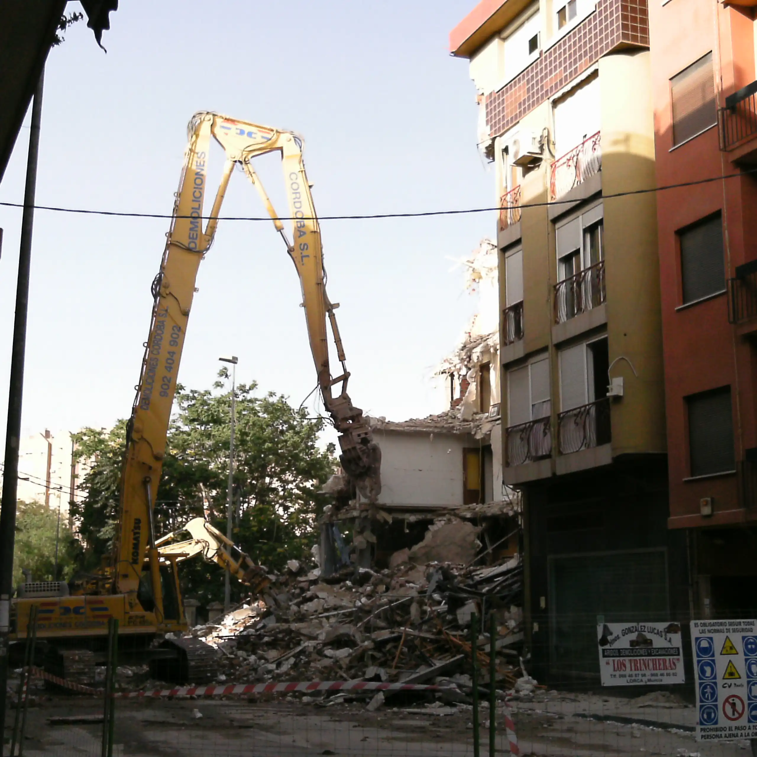 Derribo de un edificio tras el terremoto que sacudió Lorca (Murcia) en 2011.