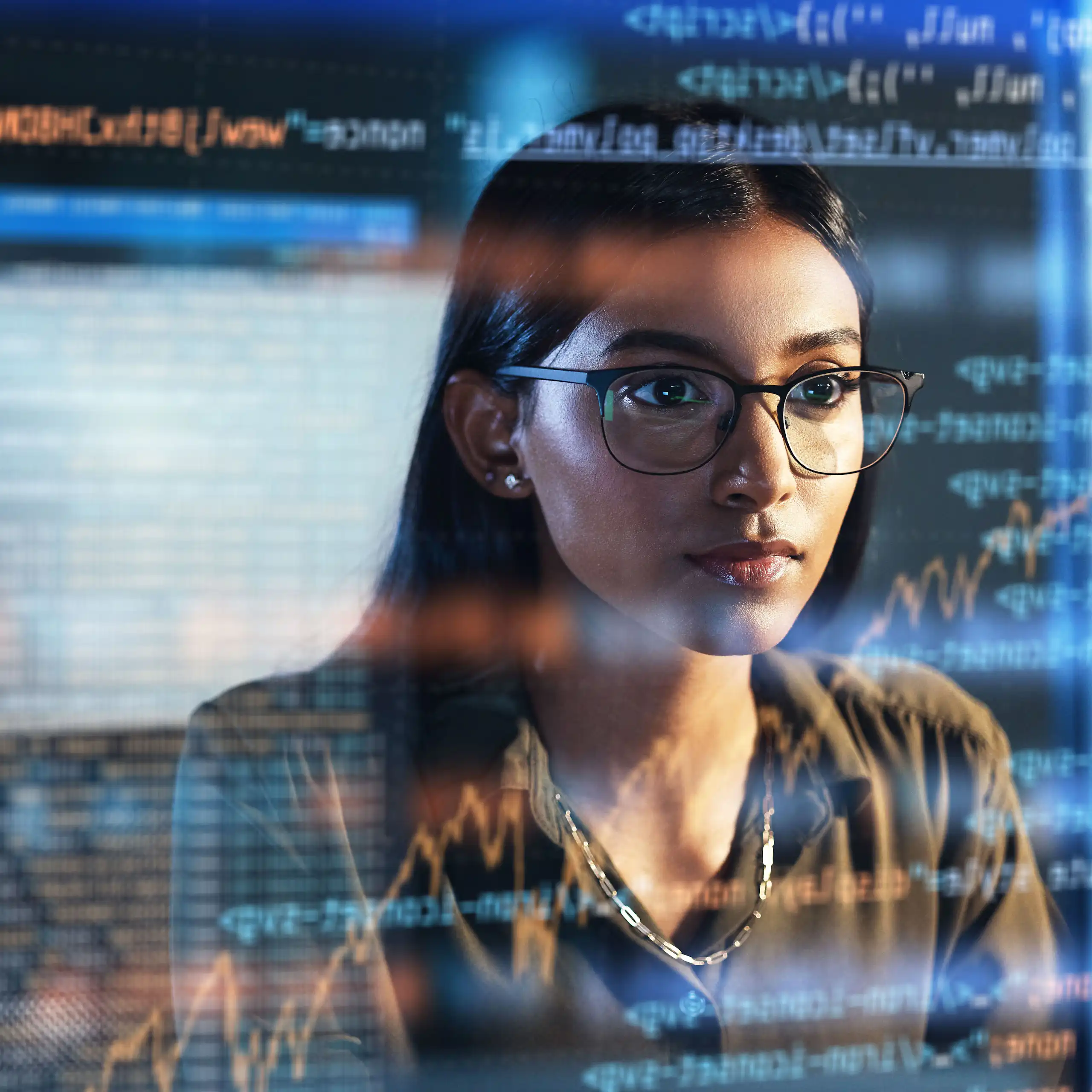 Femme devant un écran numérique avec des lignes de code.