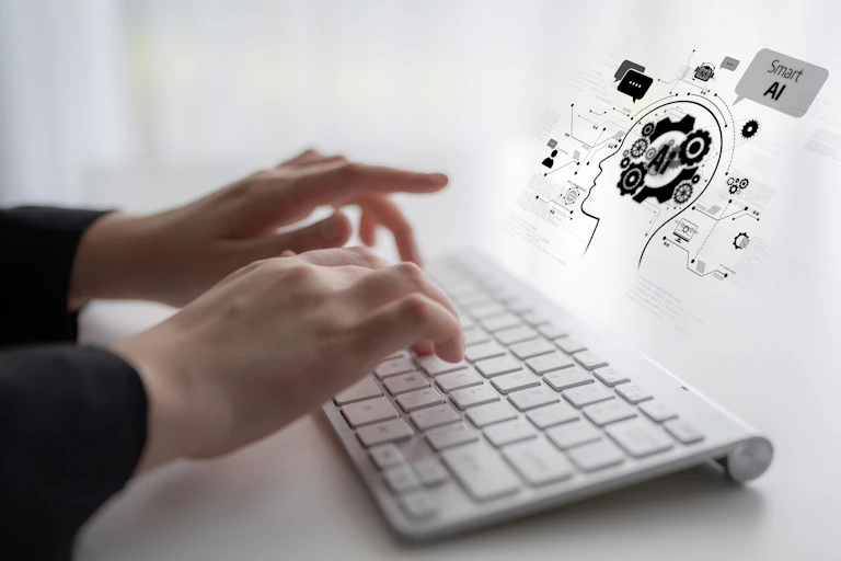 Création graphique, un indvidu tapant sur un ordinateur portable, sur l'écran l'image stylisé d'une tête humaine annotée en anglais « Smart AI ».