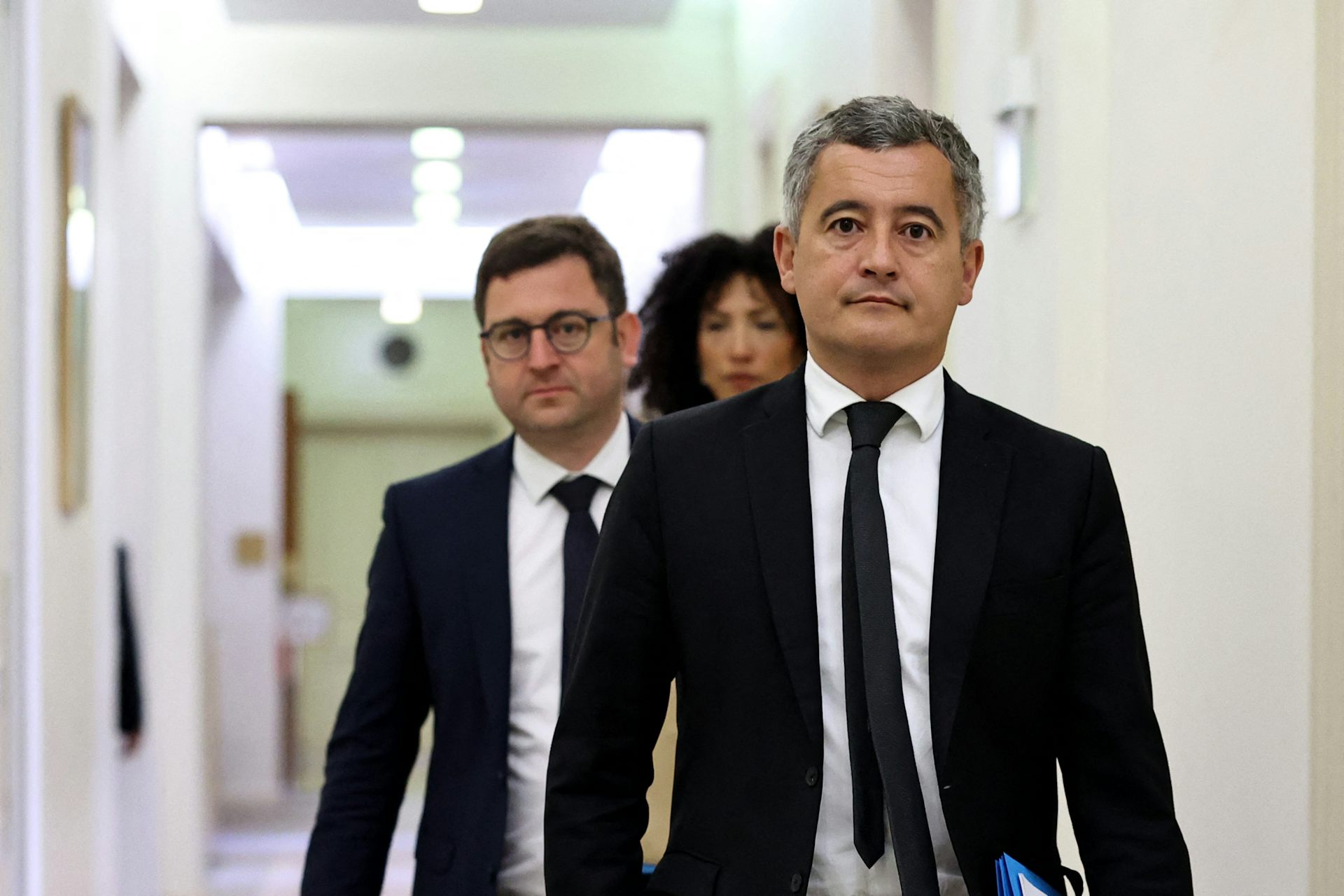 Le ministre français de la justice Gérald Darmanin arrivant à son audition au Sénat