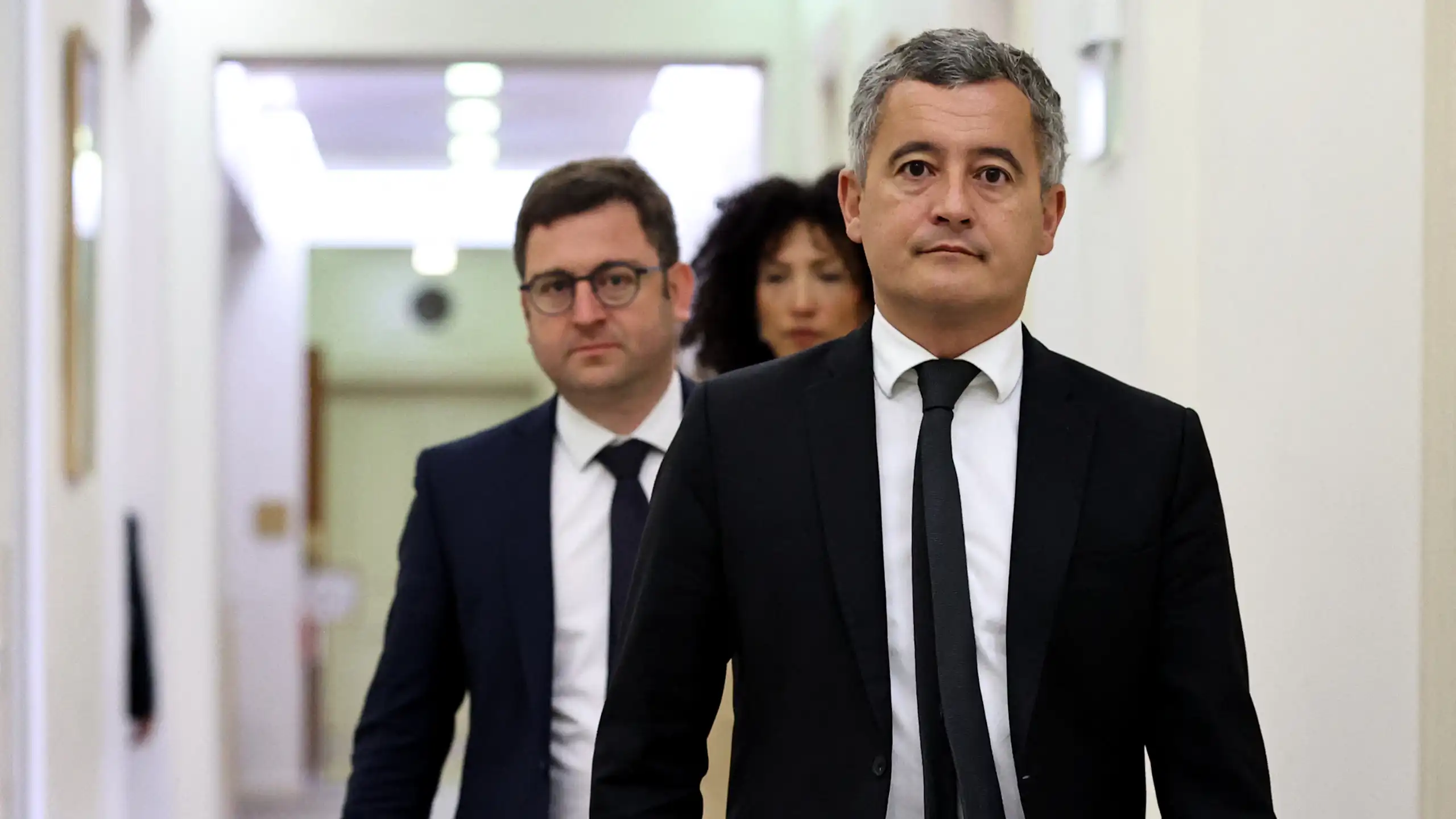 Le ministre français de la justice Gérald Darmanin arrivant à son audition au Sénat