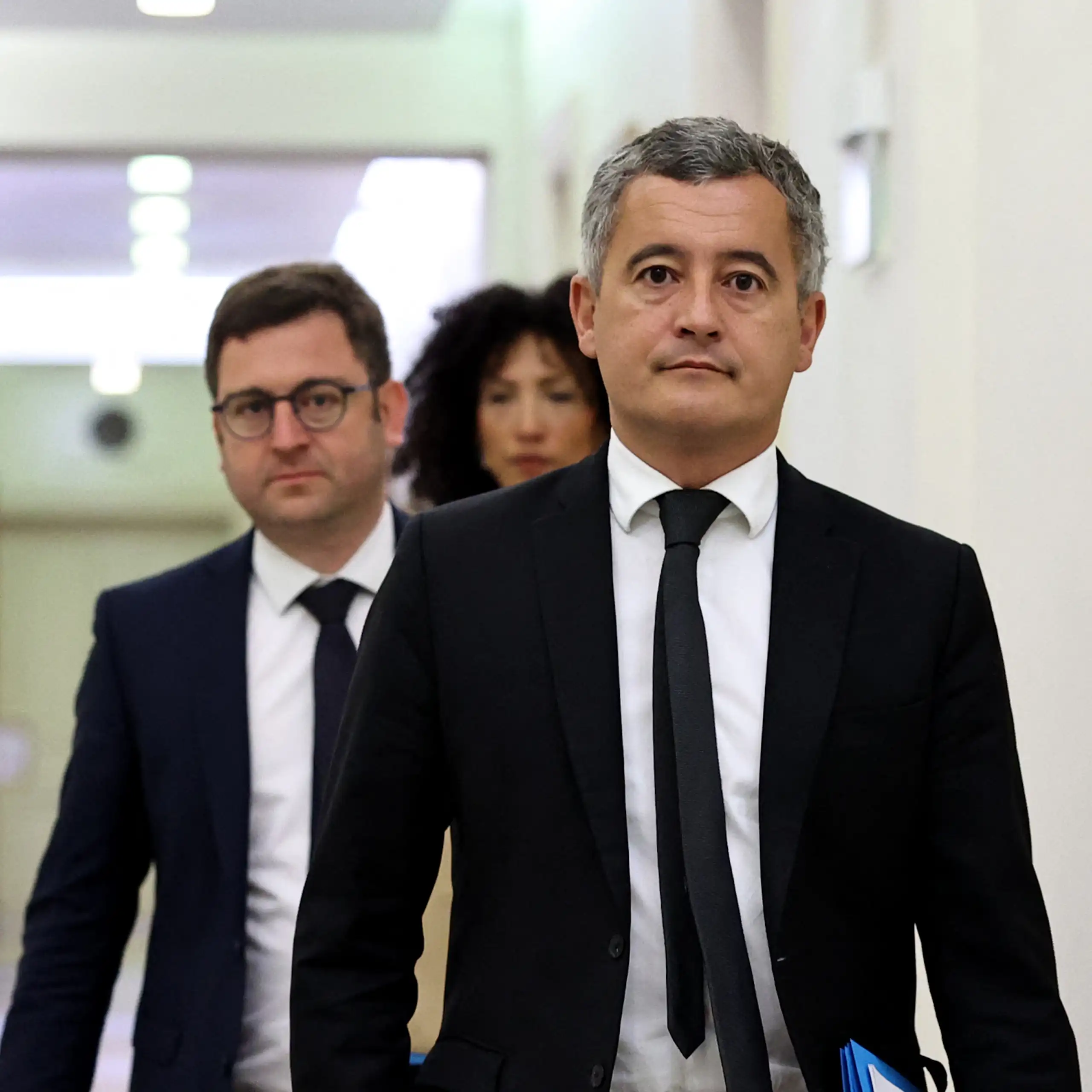 Le ministre français de la justice Gérald Darmanin arrivant à son audition au Sénat