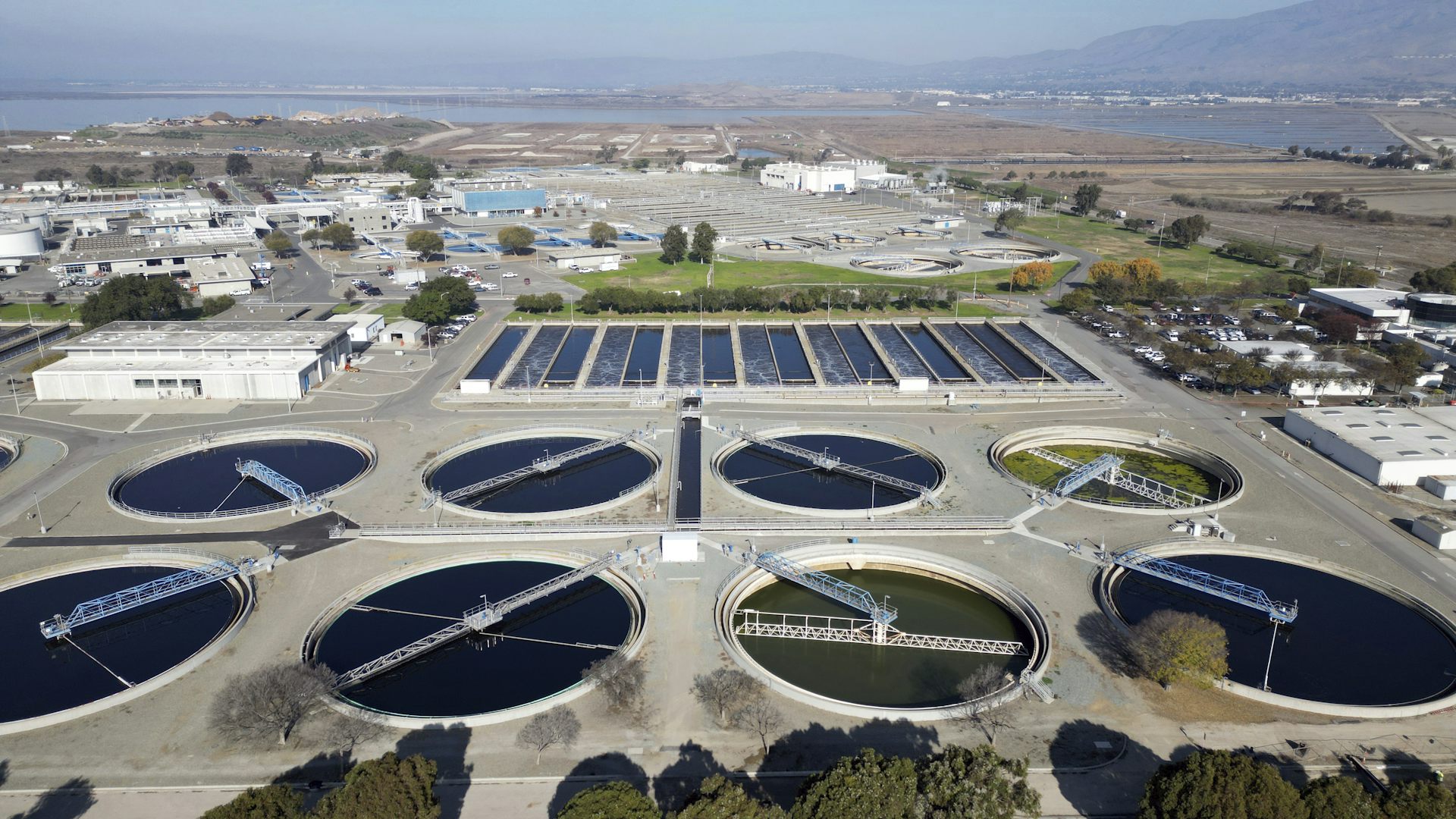 Grandes piscinas circulares de agua en un edificio industrial.