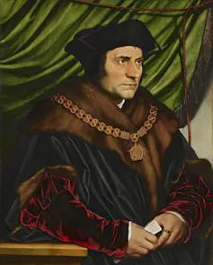 Hace 500 años se publicó el primer Nuevo Testamento en inglés y provocó un avispero 1 Un hombre con túnicas gruesas y pesadas de piel y terciopelo lleva un collar adornado y se sienta frente a una cortina verde.