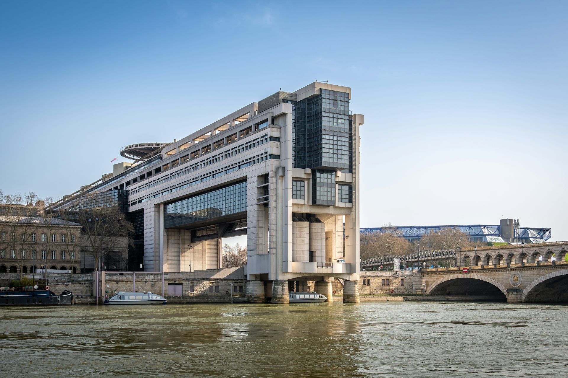Vue du bâtiment du ministère côté Seine.