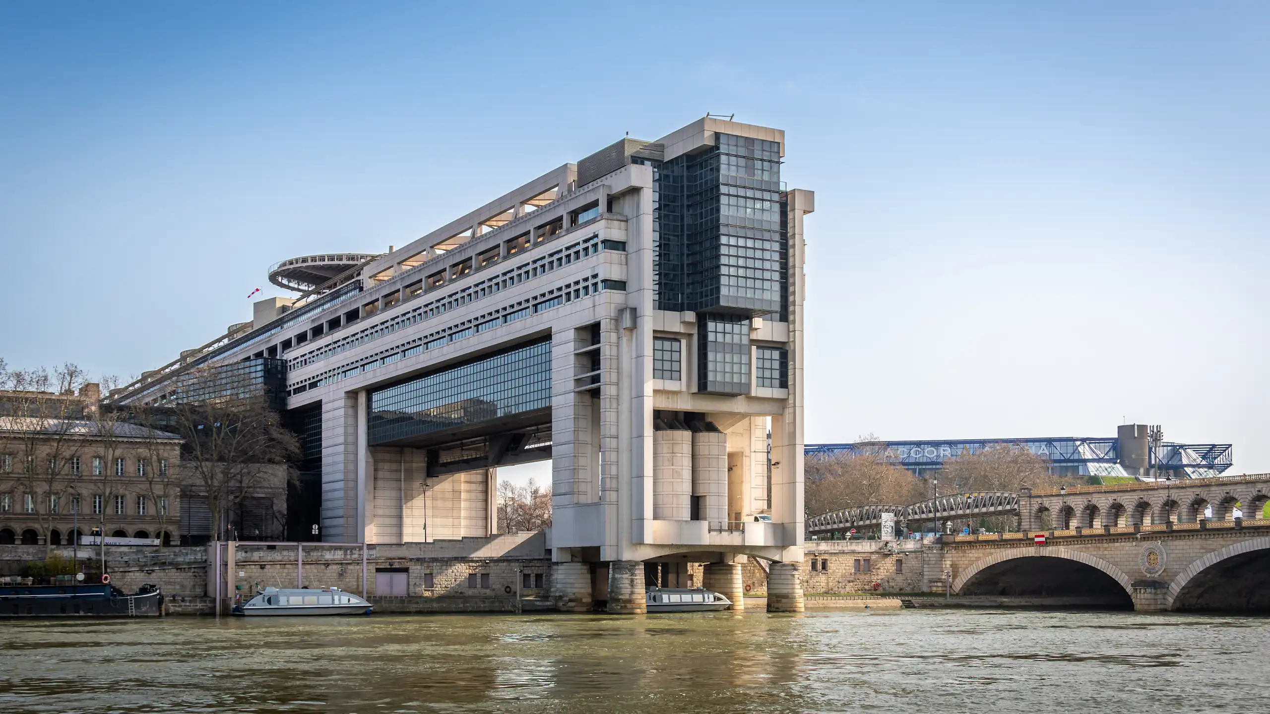 Vue du bâtiment du ministère côté Seine.