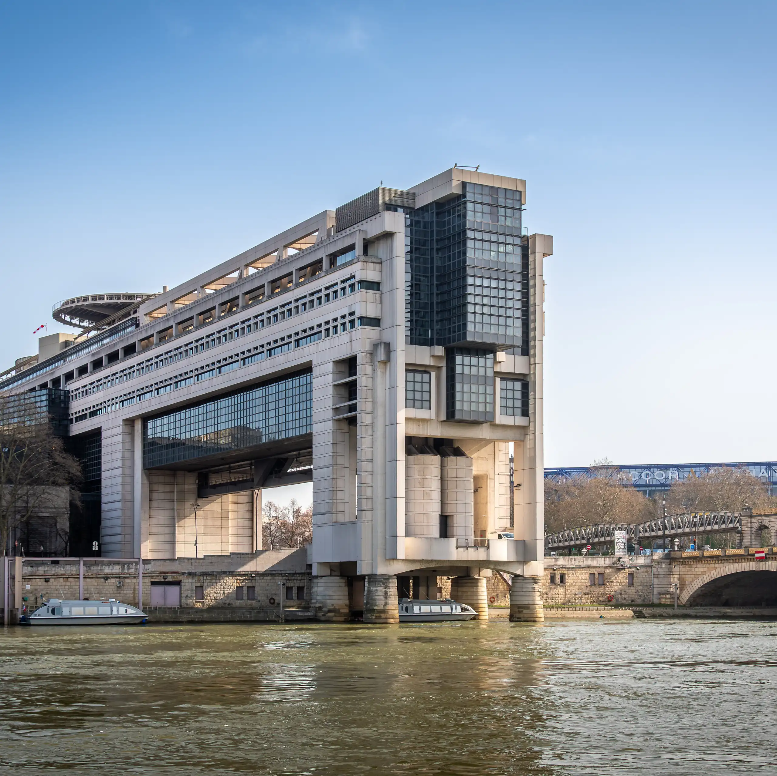 Vue du bâtiment du ministère côté Seine.