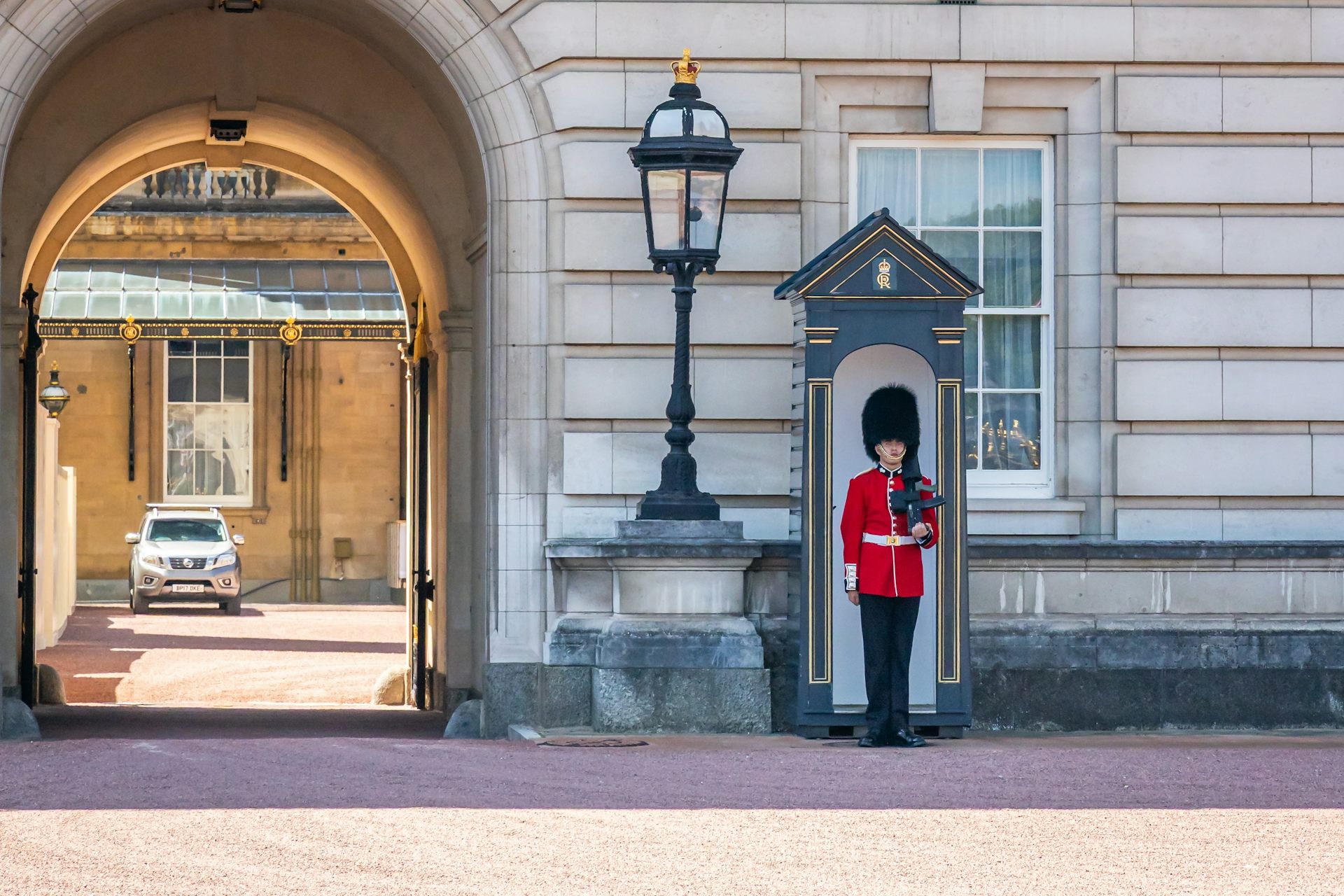 Guard in front of Buckingham Palace entrance