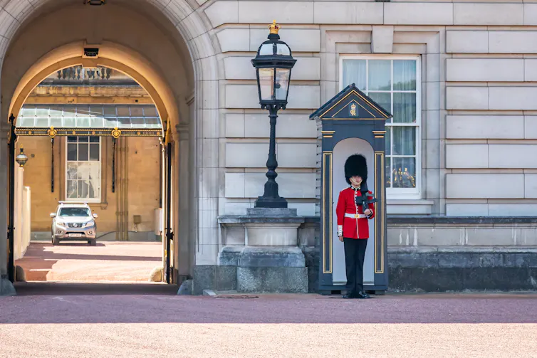 Guard in front of Buckingham Palace entrance
