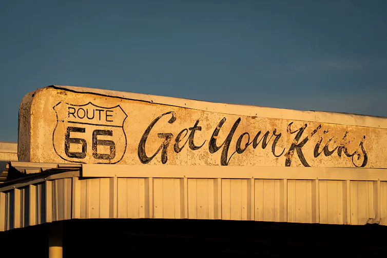 Cartel descolorido con el logotipo de la Ruta 66 y el texto «Get Your Kicks».