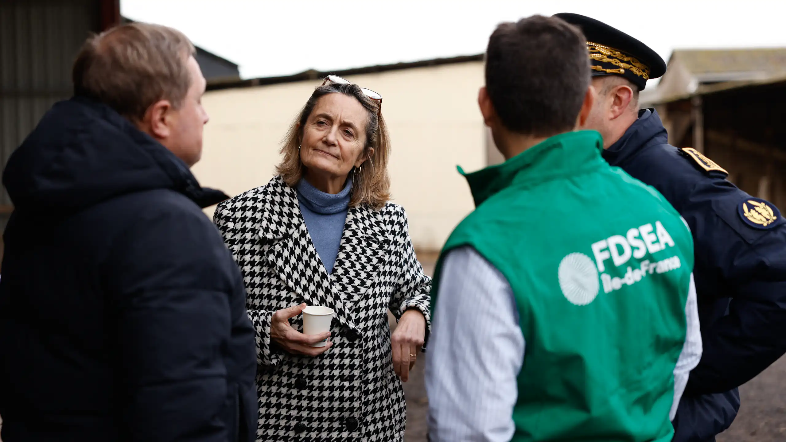 Sophie Primas s'entretient notamment avec un agriculteur portant un gilet de la FDSEA, représentation départementale de la FNSEA.