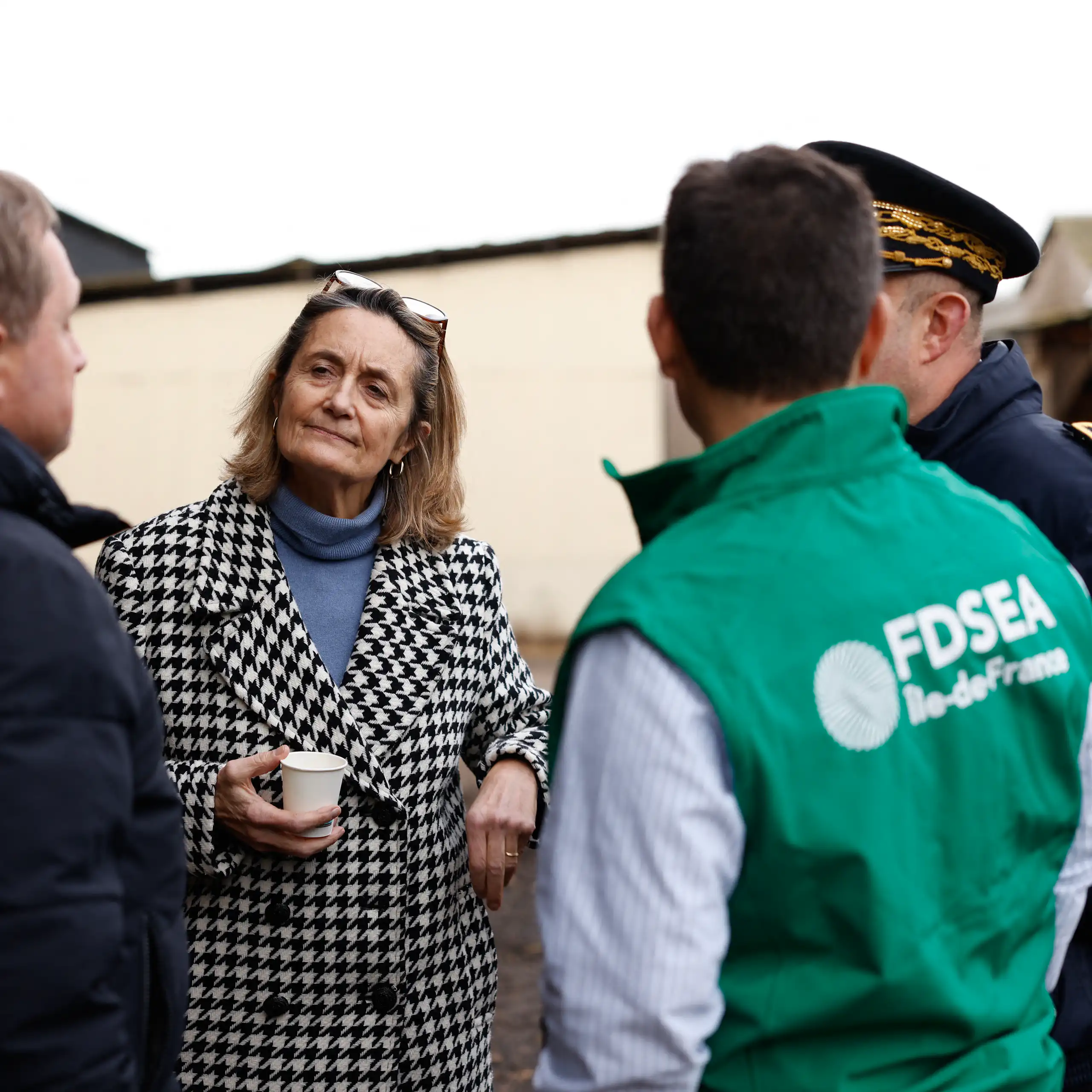 Sophie Primas s'entretient notamment avec un agriculteur portant un gilet de la FDSEA, représentation départementale de la FNSEA.