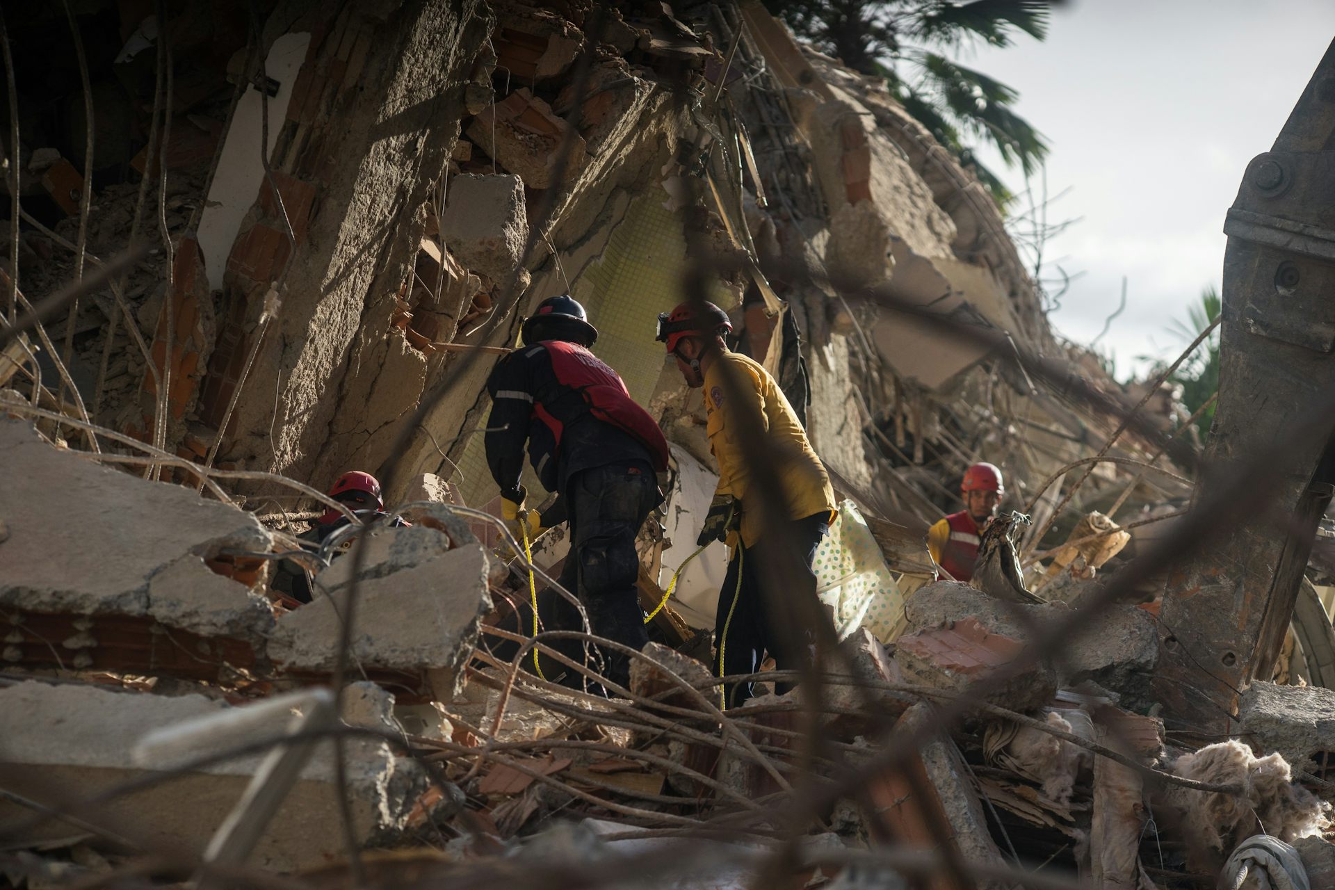 Equipes de resgate em Caracas vasculham um prédio danificado pelos terremotos.