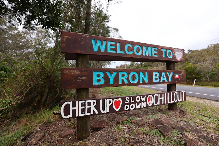 A sign that says welcome to Byron Bay