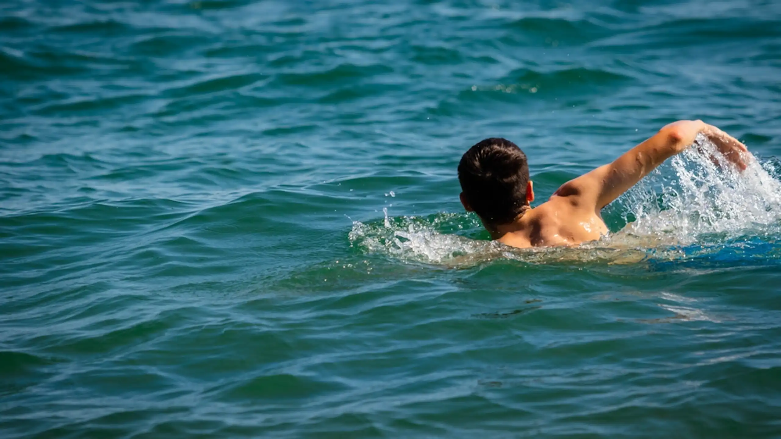 Un enfant qui nage en mer
