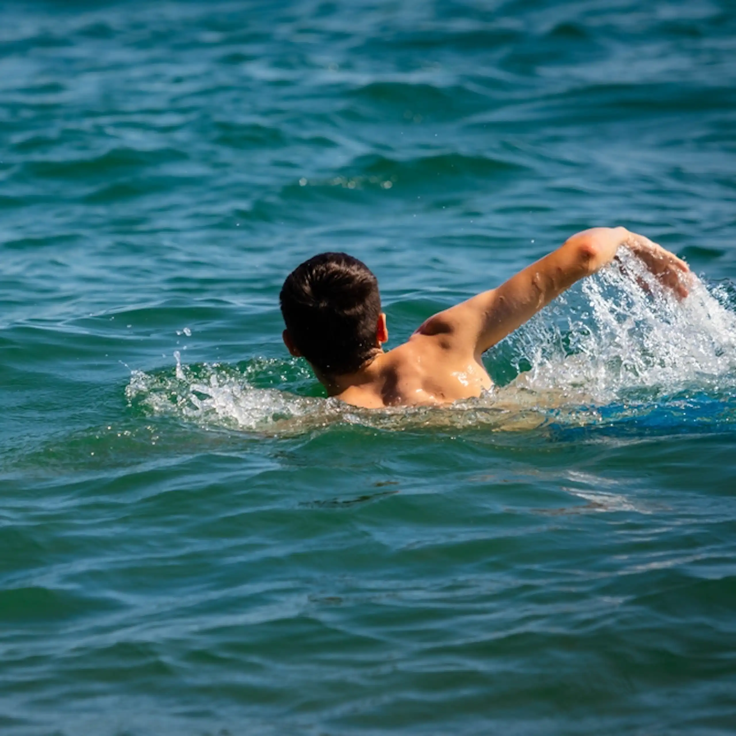 Un enfant qui nage en mer