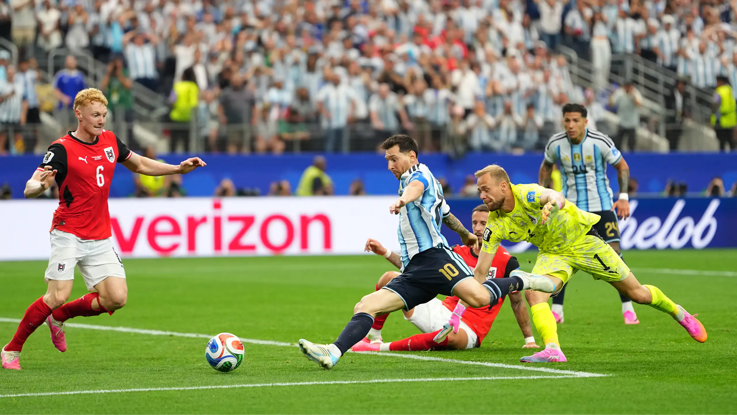 El argentino Lionel Messi, en el centro, marca el segundo gol de su equipo durante el partido de fútbol del Grupo J del Mundial entre Argentina y Austria.