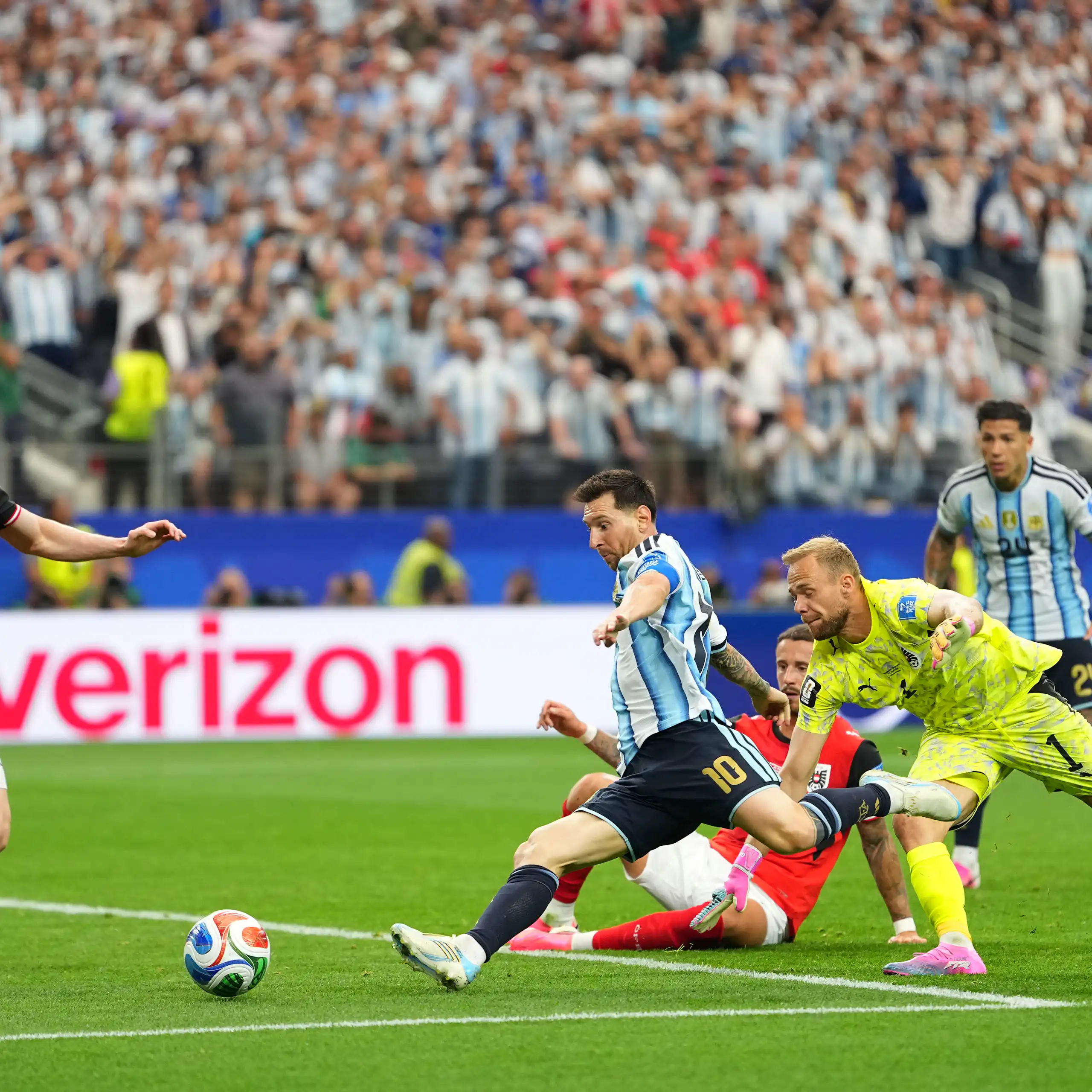 El argentino Lionel Messi, en el centro, marca el segundo gol de su equipo durante el partido de fútbol del Grupo J del Mundial entre Argentina y Austria.