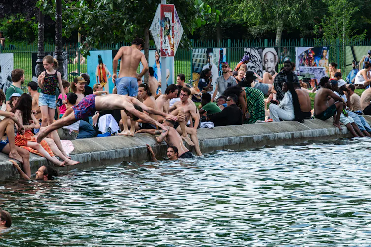 Parisiens au bord du canal Saint-Martin en juin 2026