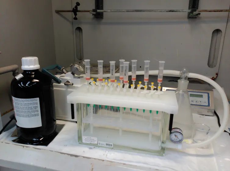 ¿Quién debería pagar por la eliminación de microcontaminantes del agua? 1 Imagen de parte del procedimiento analítico para la determinación de microcontaminantes en agua.