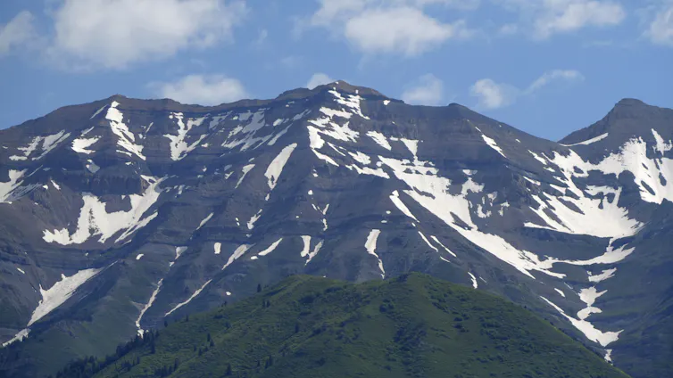 Un nuevo estudio encuentra que la tala rasa puede aumentar drásticamente el riesgo de inundaciones 1 La nieve cubre parcialmente las montañas.
