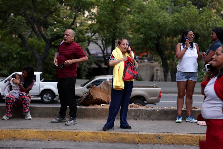 Personas hablando por el móvil en una calle.