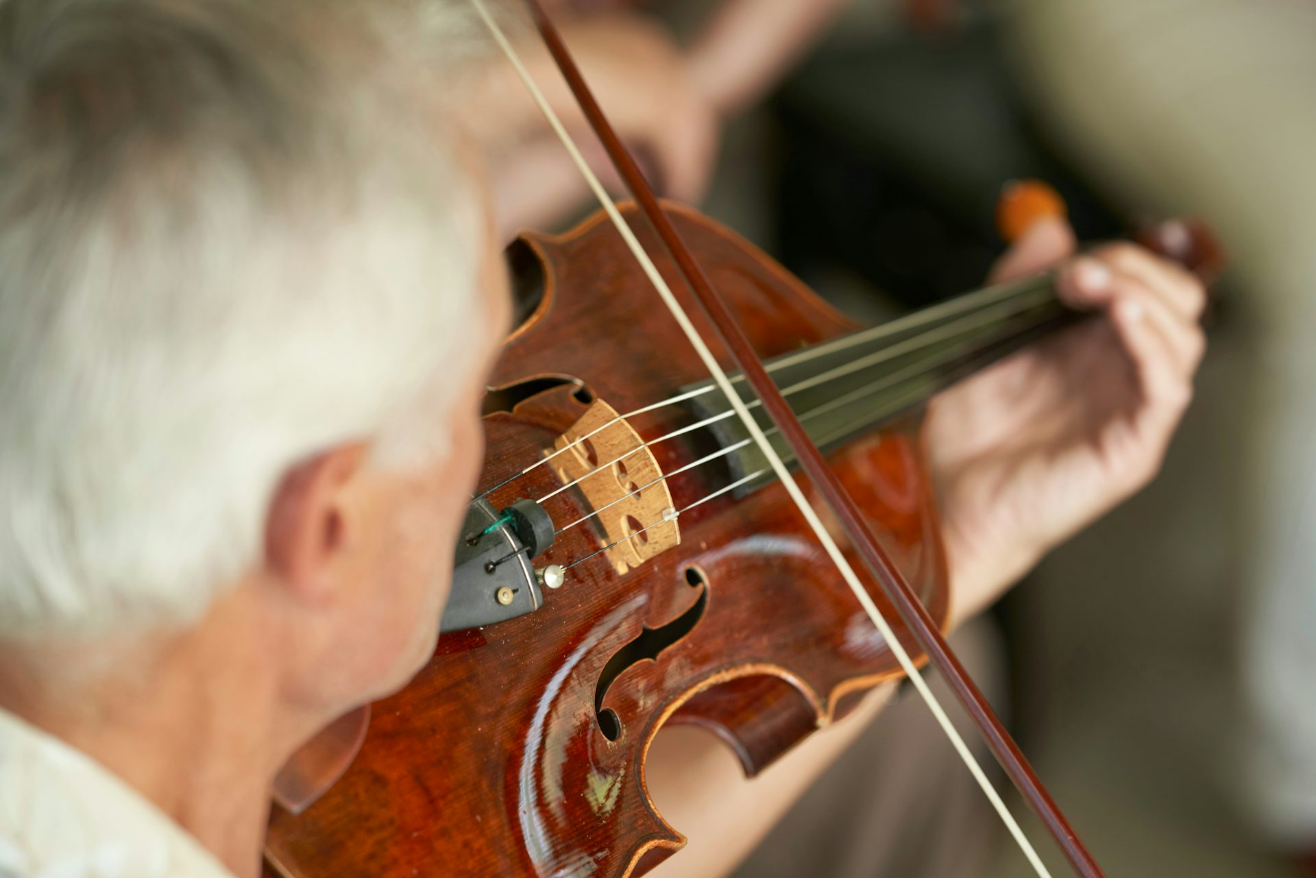 Un homme âgé en train de jouer du violon