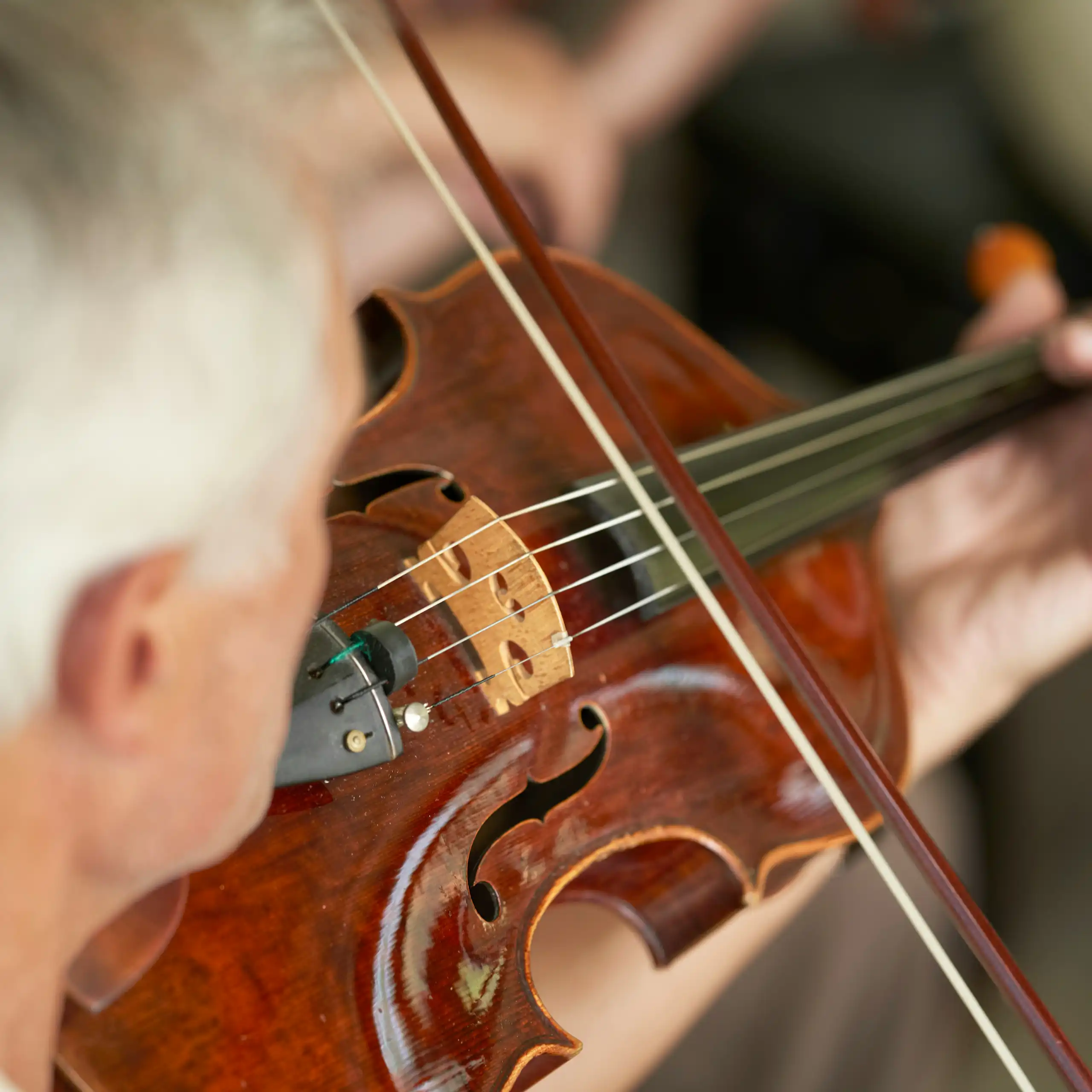 Un homme âgé en train de jouer du violon