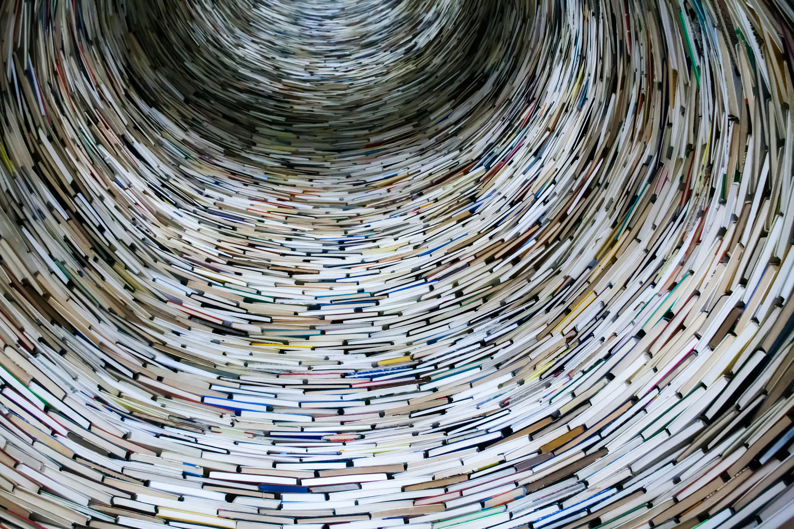 Vue en contre-plongée des livres de la tour de la bibliothèque Městská knihovna à Prague.