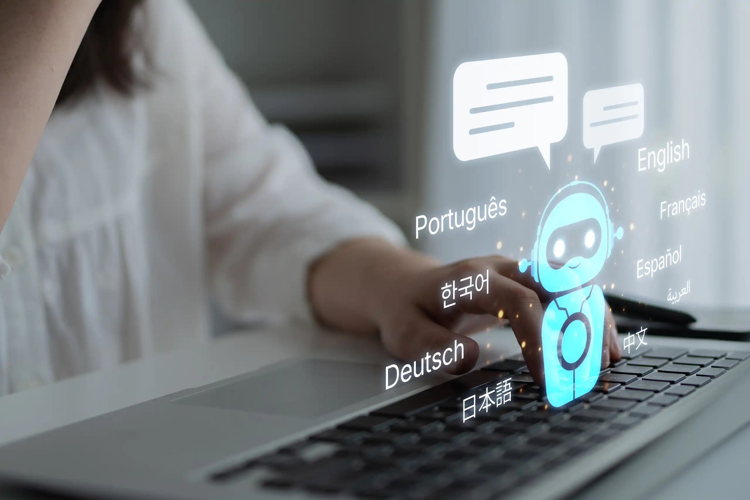 Personne devant son ordinateur avec un robot parlant plusieurs langues.