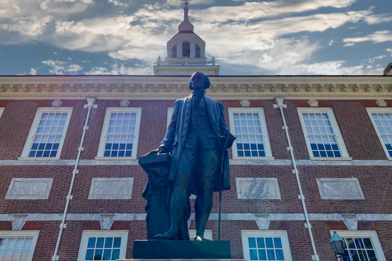 George Washington statue iytside a readbrick building in Philadelphia.