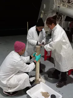 What took place to the drums of radioactive waste dumped within the Atlantic within the Seventies and Nineteen Eighties? The beginnings of a systematic expedition reaction 2 scientists around the sediment core