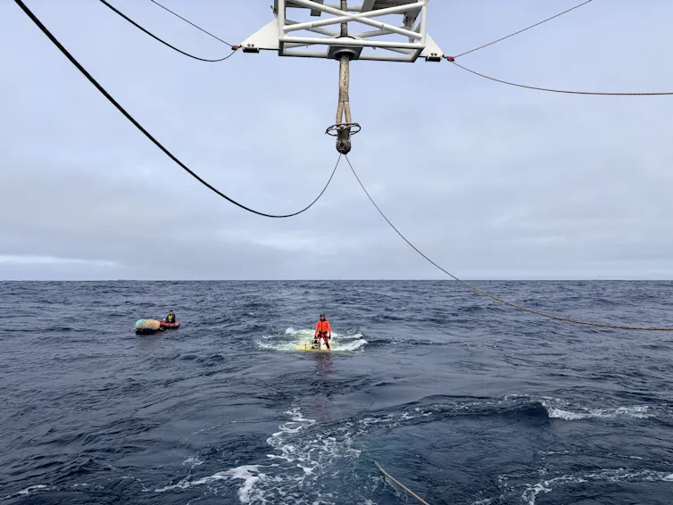 le sous marin émerge