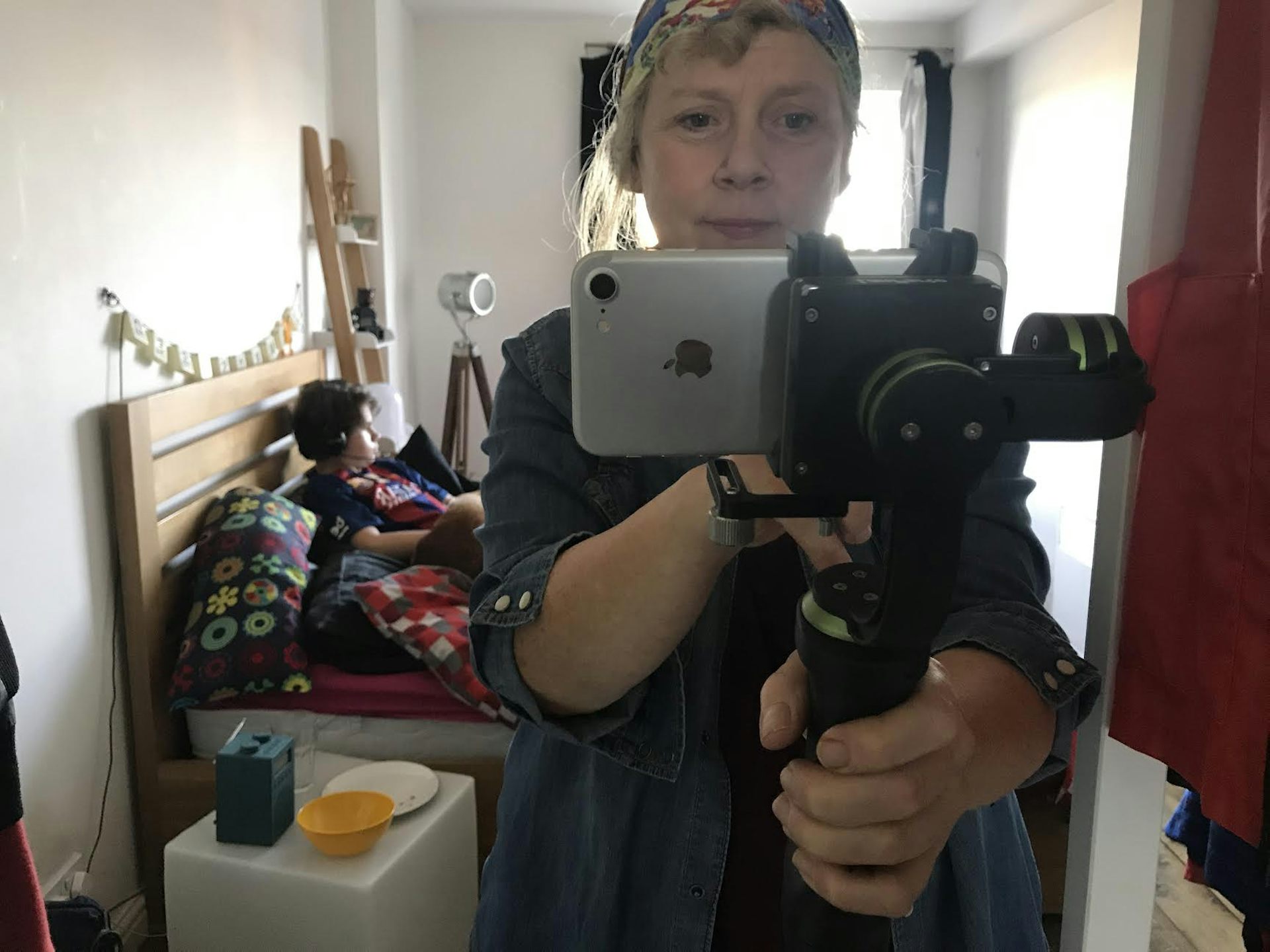 L'écrivain se prend en photo dans le miroir avec son iPhone