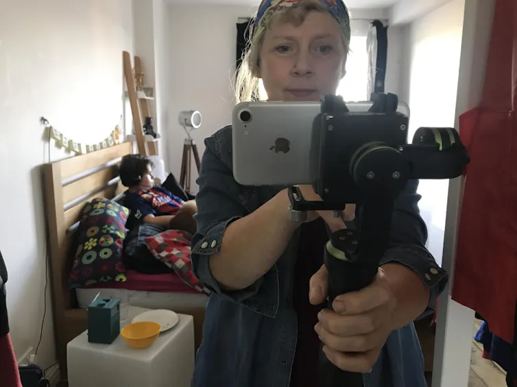 L'écrivain se prend en photo dans le miroir avec son iPhone