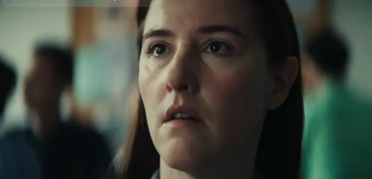 Le visage d’une femme est empreint d’émotion
