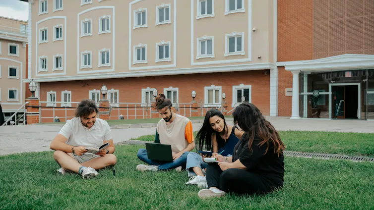 ¿Cuál es la mejor manera de apoyar a los estudiantes perfeccionistas? Los profesores no siempre están de acuerdo 1 Los estudiantes se sientan en el césped del campus.