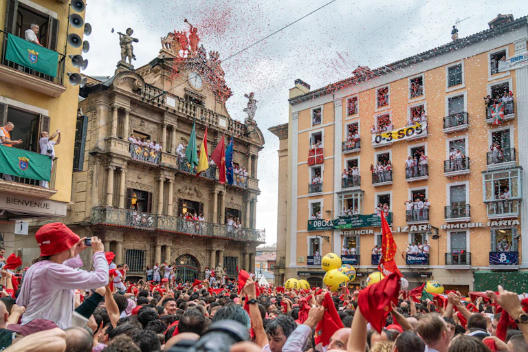 Una multitud en una plaza.