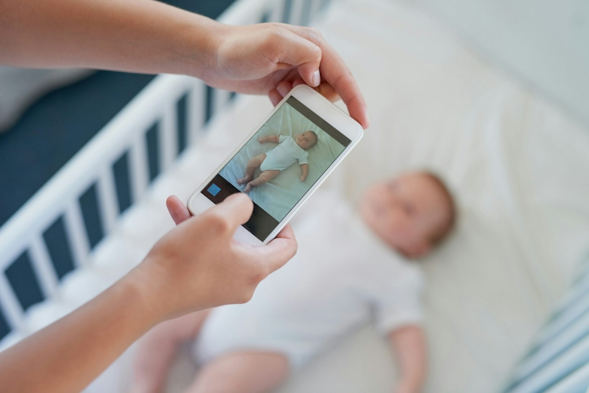 Un parent prend en photo son bébé