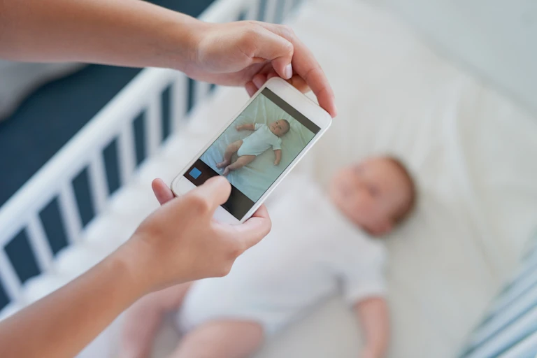 Un parent prend en photo son bébé