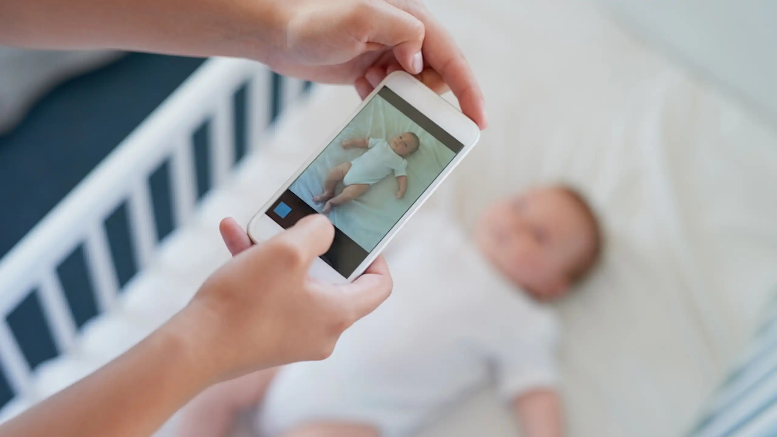 Un parent prend en photo son bébé