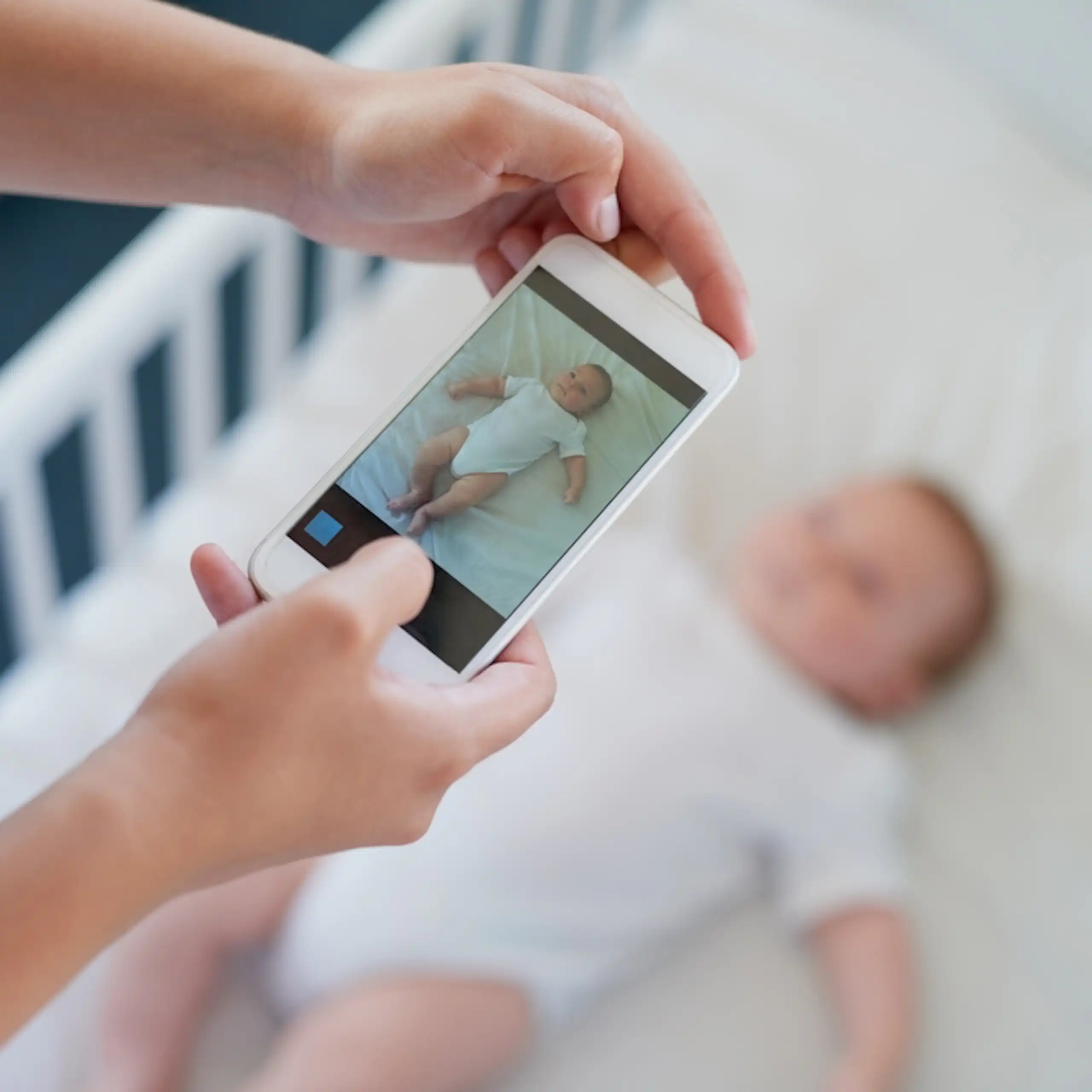 Un parent prend en photo son bébé