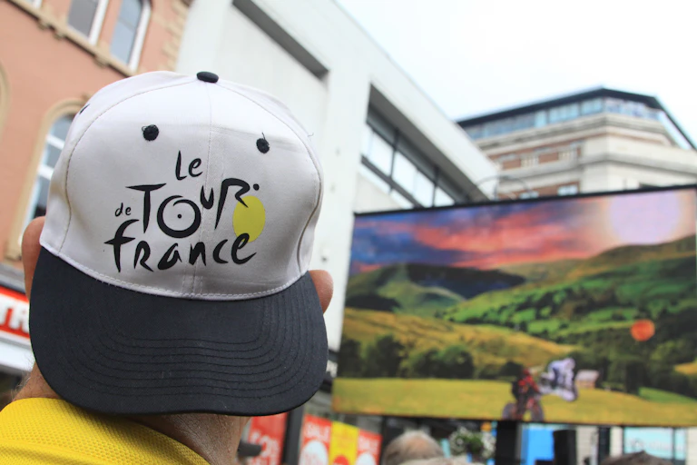 Un hombre con una gorra del Tour de France