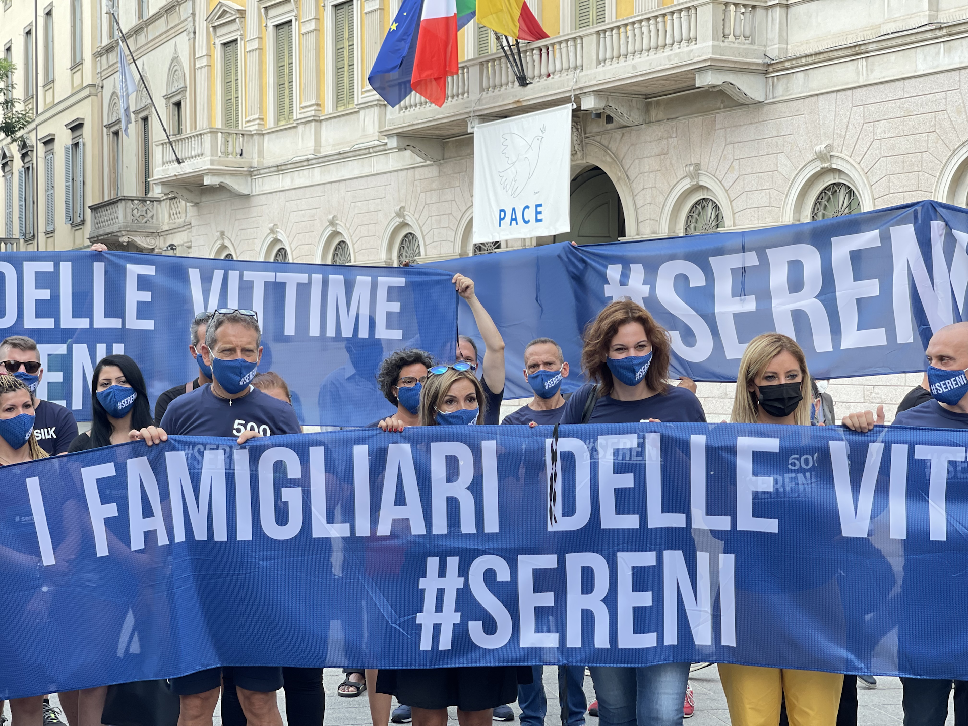 Manifestation de l’association Sereni, devant la mairie de Bergame, pour réclamer une commission d’enquête gouvernementale. Italie, 31 juillet 2021.