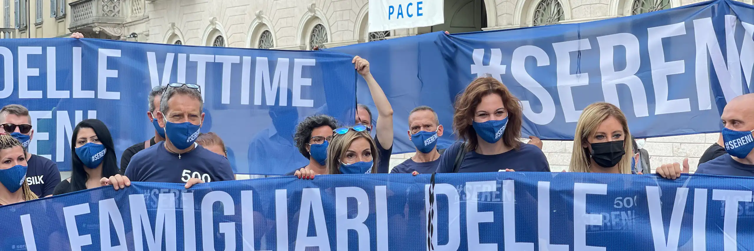Manifestation de l’association Sereni, devant la mairie de Bergame, pour réclamer une commission d’enquête gouvernementale. Italie, 31 juillet 2021.