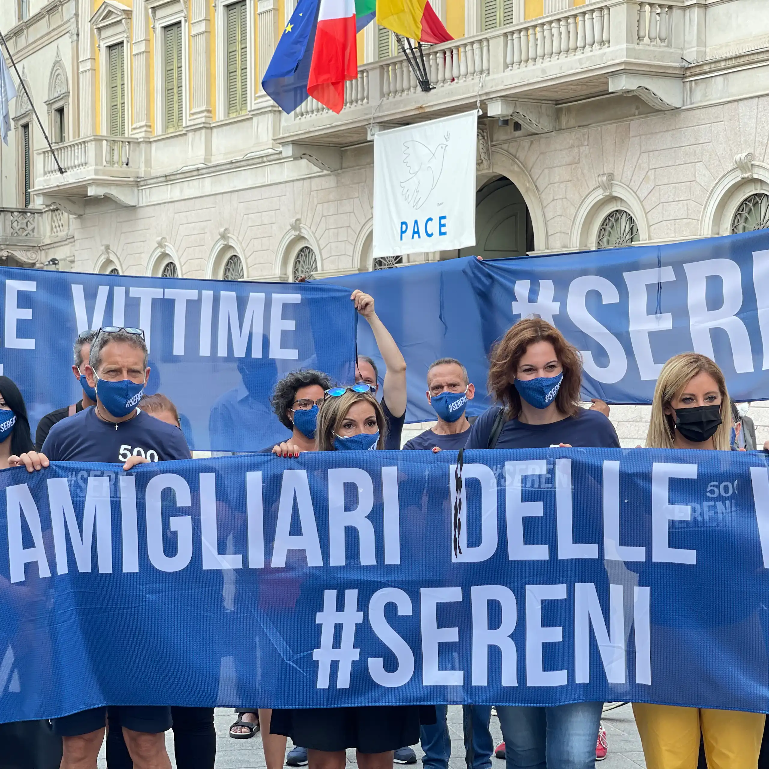 Manifestation de l’association Sereni, devant la mairie de Bergame, pour réclamer une commission d’enquête gouvernementale. Italie, 31 juillet 2021.