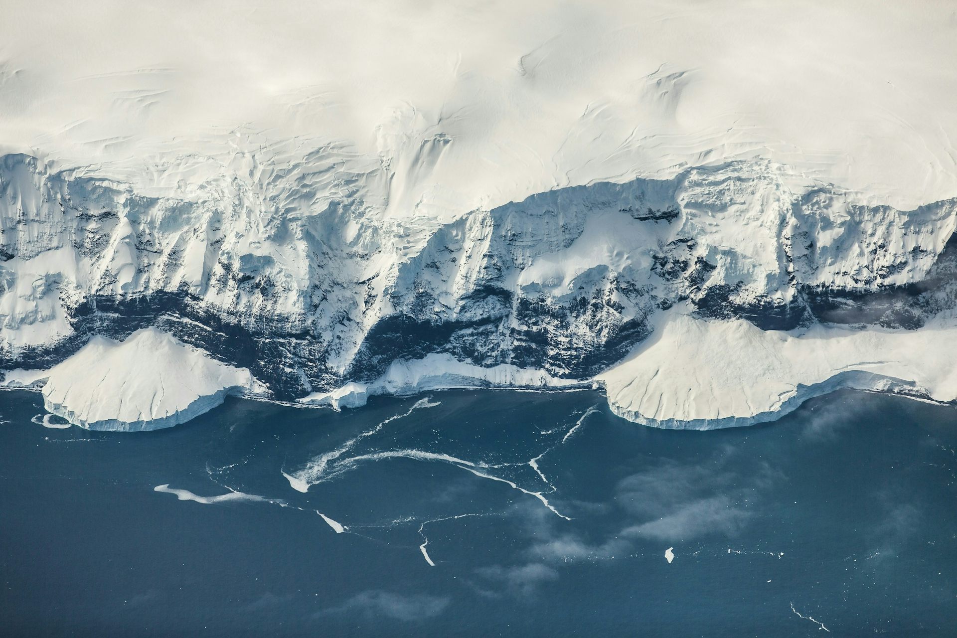 O gelo da Antártica encontra uma costa rochosa