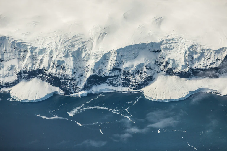 O gelo da Antártica encontra uma costa rochosa