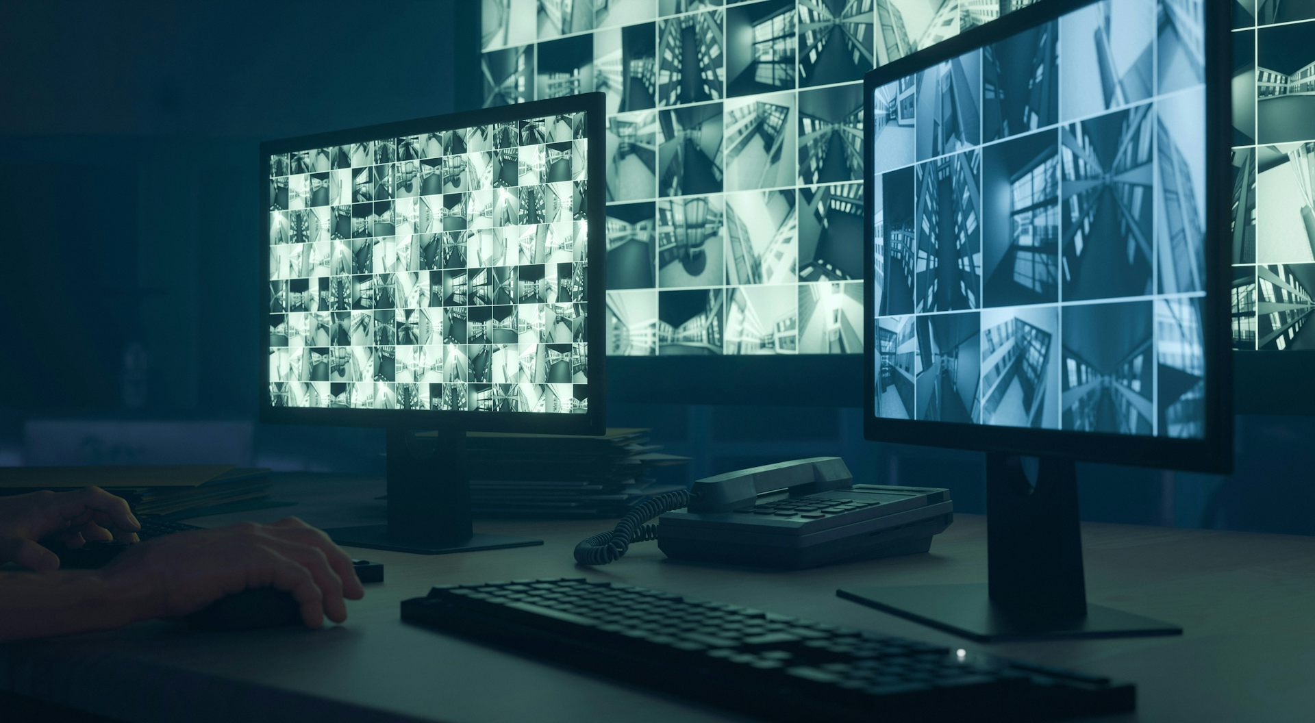 Un ensemble d’écrans de télévision diffusant des images provenant de différentes caméras de sécurité
