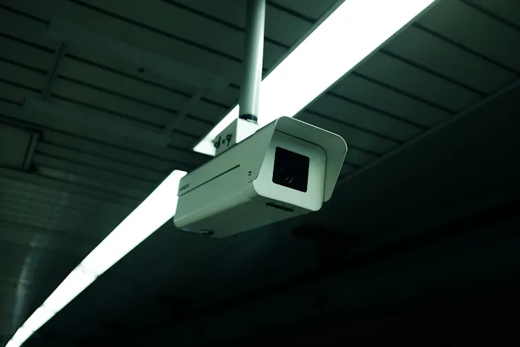 Monitorear a los empleados no los hace más productivos 1 Cámara de seguridad desde el techo.